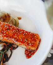 Un piatto di cibo servito al ristorante Tides