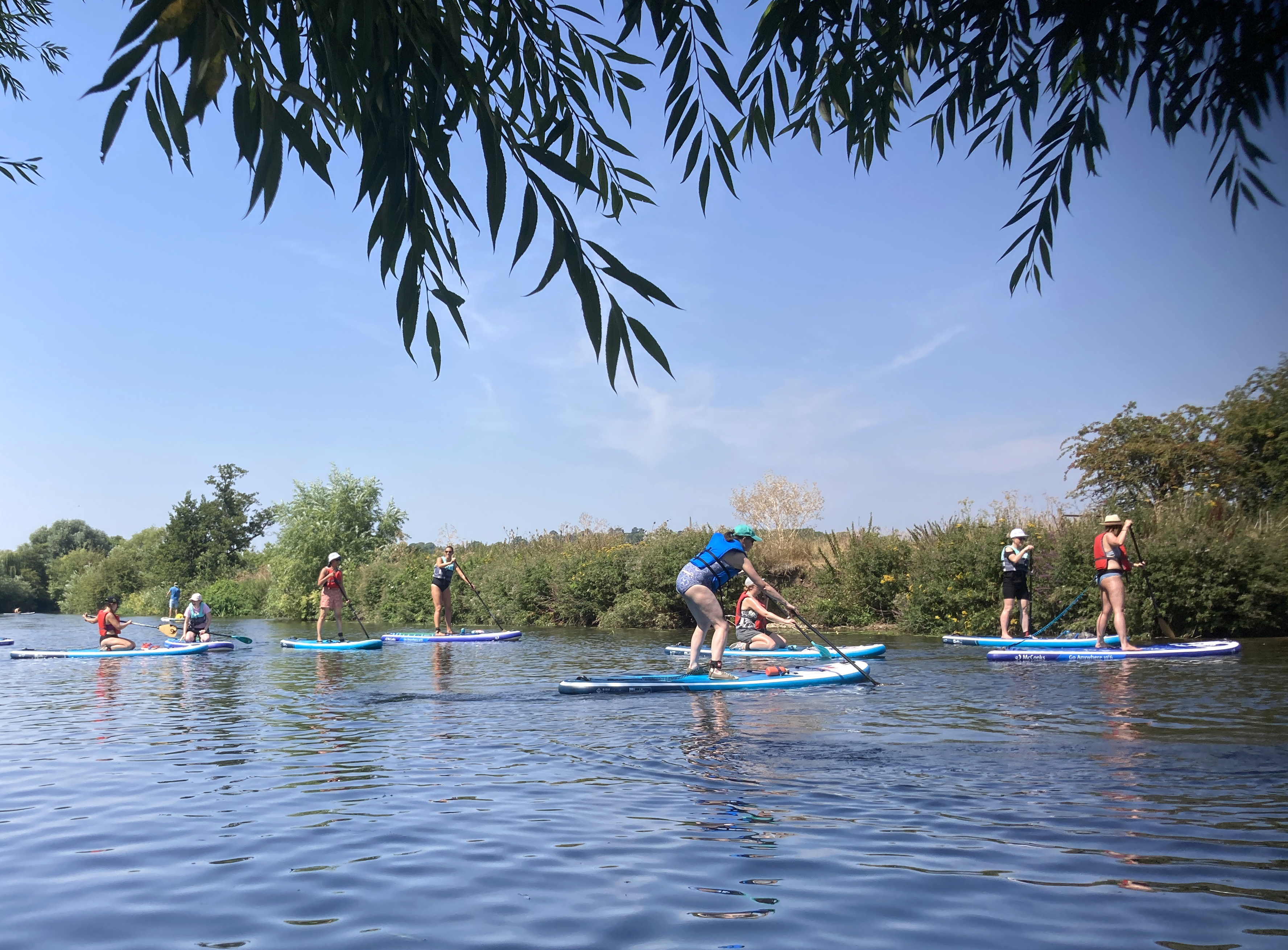 Un groupe de personnes faisant du paddleboard sur la rivière Avon près de Stratford-upon-Avon