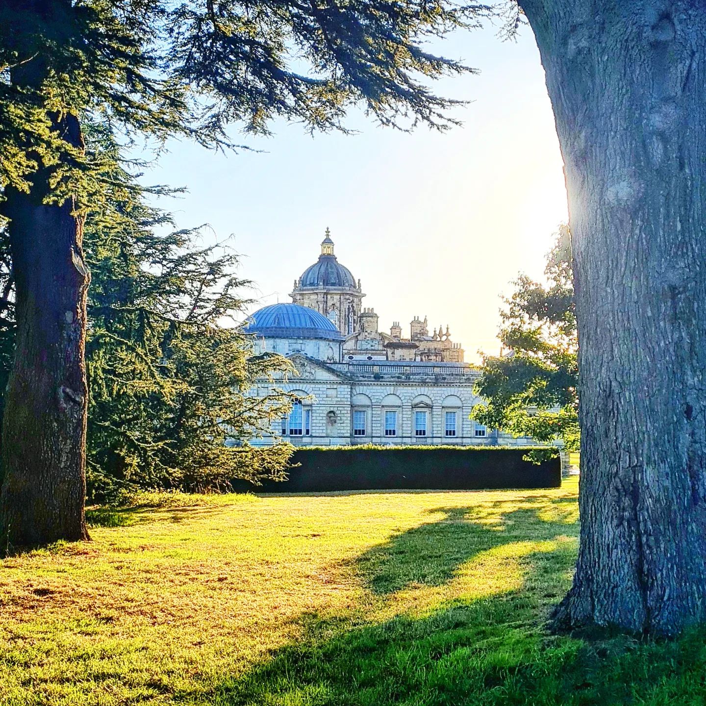 Mansión histórica rodeada de árboles y jardines
