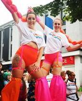 Zwei Frauen tanzen beim Northern Pride