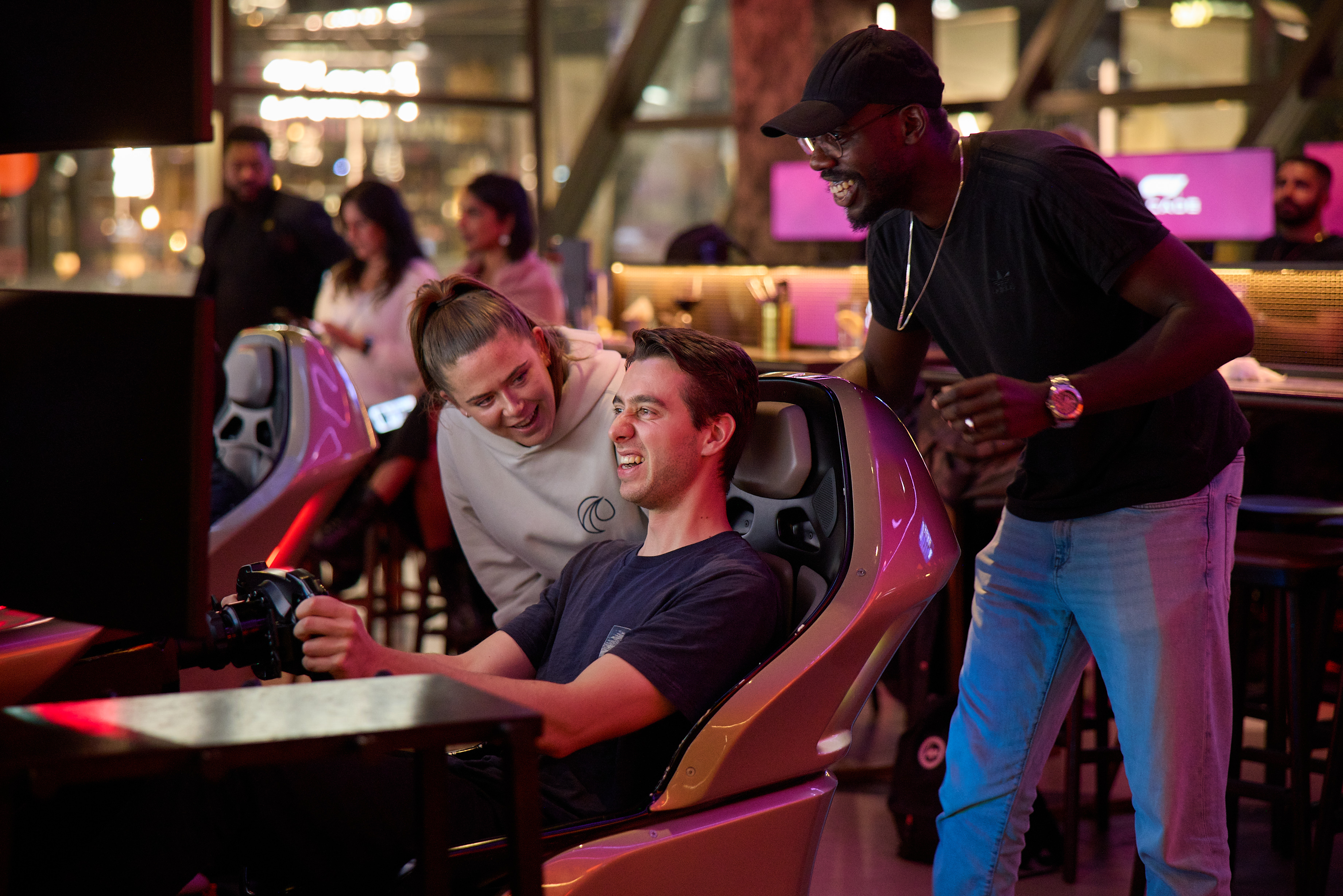 Un grupo de amigos disfrutando de un juego de simulador de carreras