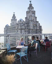 Ristorante con terrazza sul tetto con ampia vista sulla città.