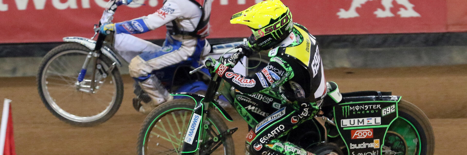 اثنان من الدراجين يتسابقان على مضمار كارديف سبيدواي