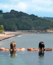 Zwei Frauen in einem Hydrotherapie-Pool im St Brides Spa Hotel