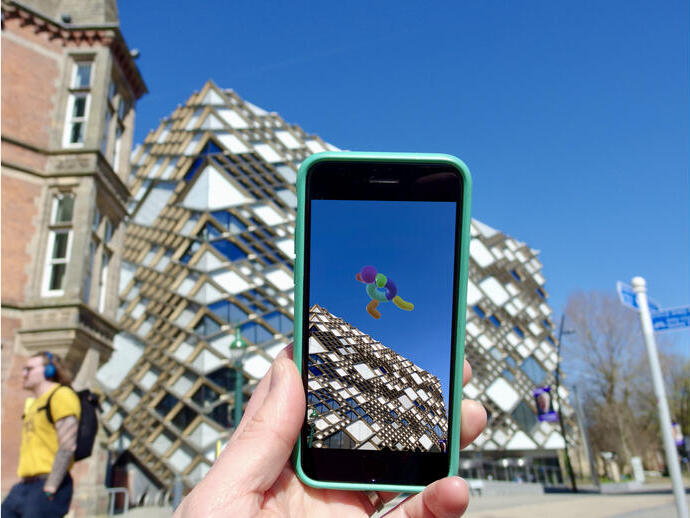 Un'opera d'arte osservata attraverso un telefono utilizzando la tecnologia AR a Sheffield