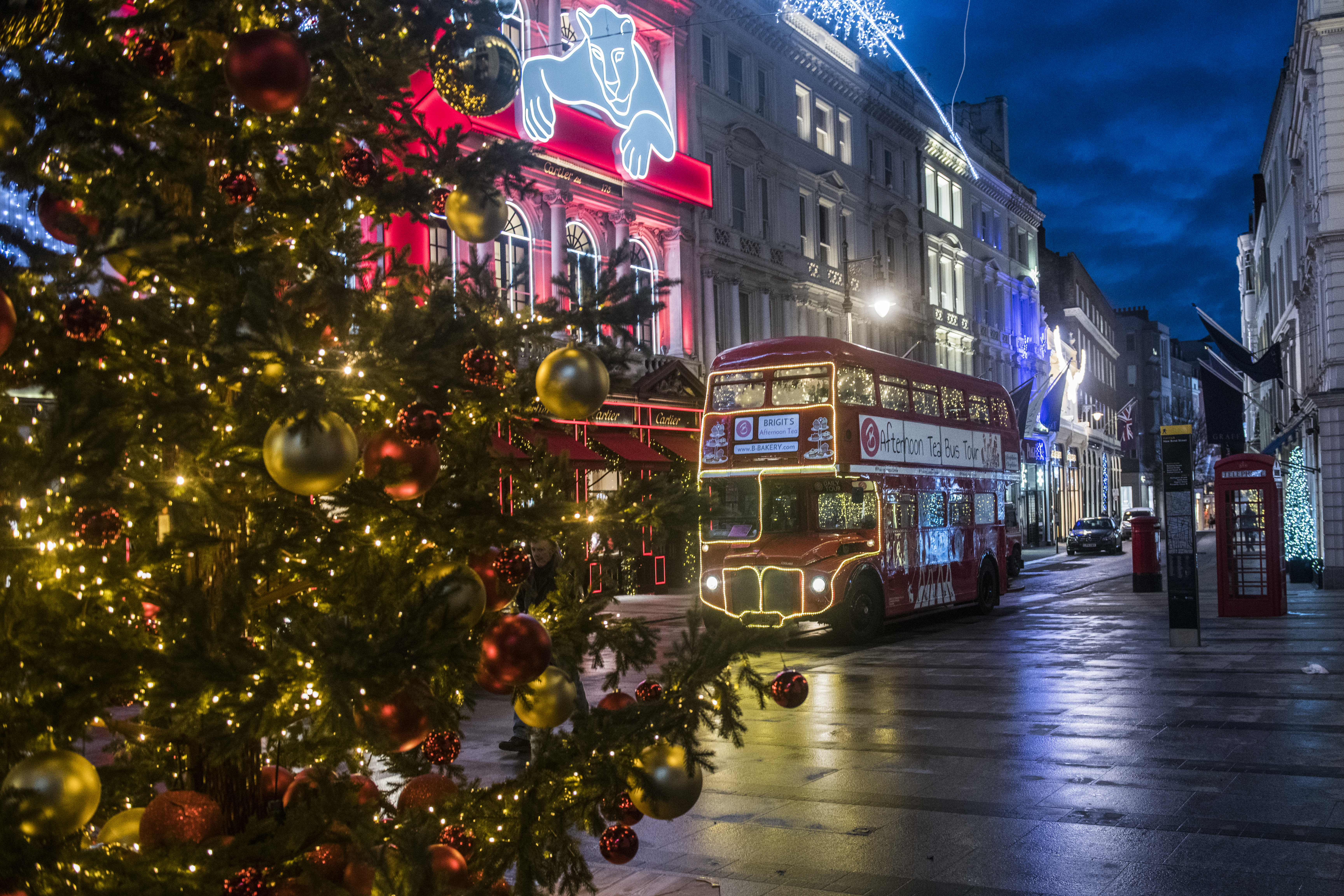 Un autobus che offre il tè pomeridiano in giro per la città a Natale