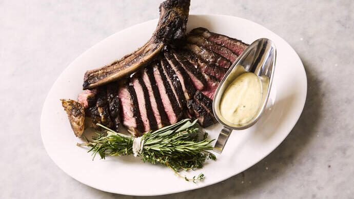 Côte de boeuf met saus bij Emberwood in Bath