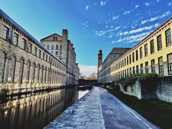 Una vista lungo il canale a Saltaire, nello Yorkshire