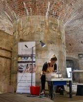 Un artista ceramista al lavoro nel suo studio