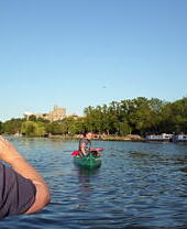 Dos personas en un kayak posando para una foto en el río Támesis