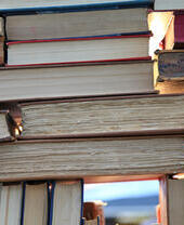 Libros antiguos sobre una mesa en un mercadillo