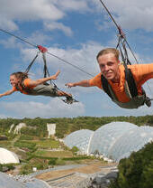 Deux amis profitant d'une expérience de tyrolienne.