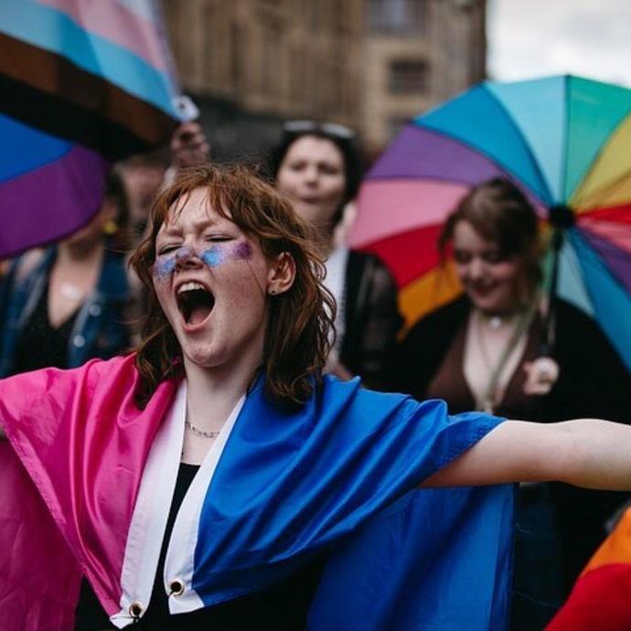 Un grupo de mujeres caminando en el Orgullo de Glasgow
