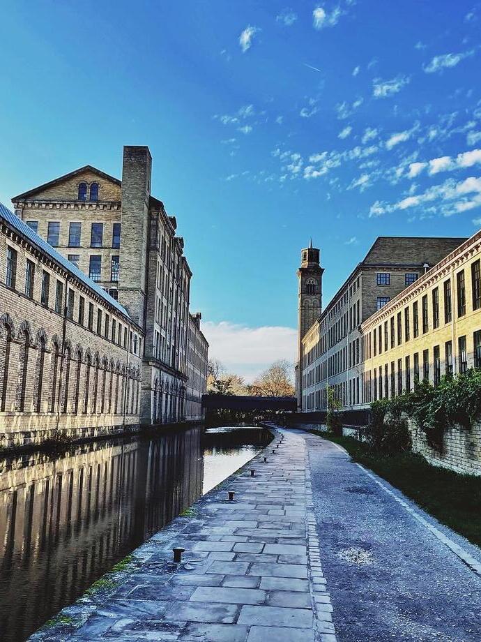 Blick entlang des Kanals in Saltaire, Yorkshire