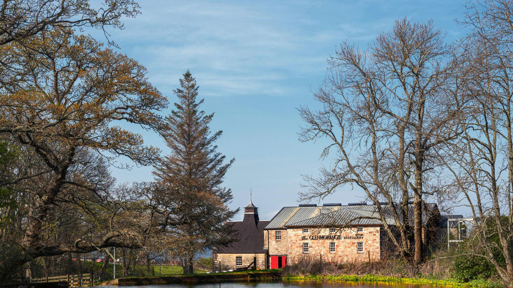 Vue sur la distillerie Glenmorangie et le paysage