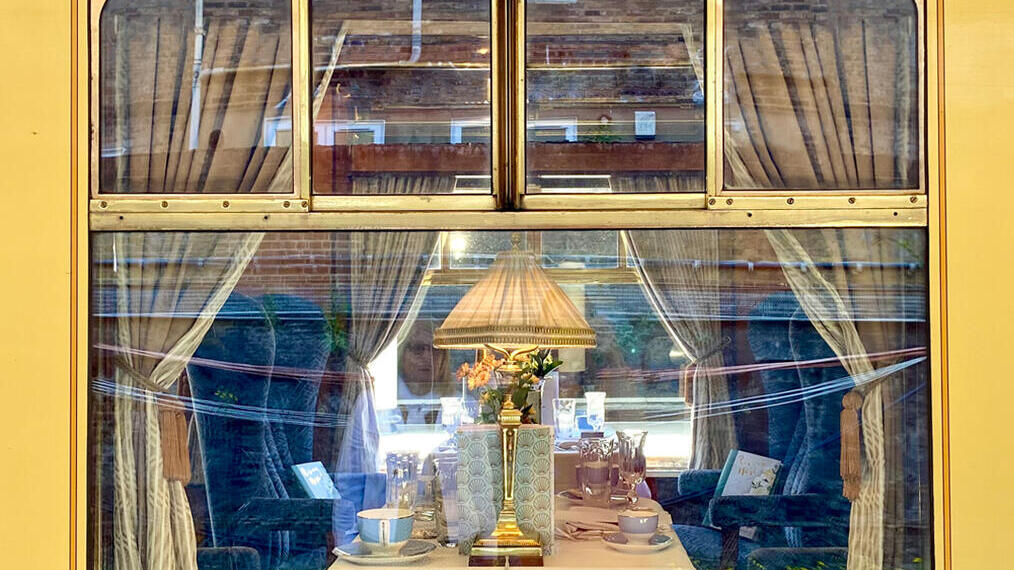 Vue à l'intérieur d'un des wagons du train Belmont British Pullman