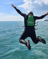 Un hombre buceando en el mar en la Costa Jurásica