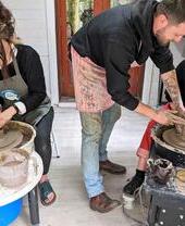 Due donne durante una lezione di ceramica nel Parco Nazionale di Snowdonia/Eryri