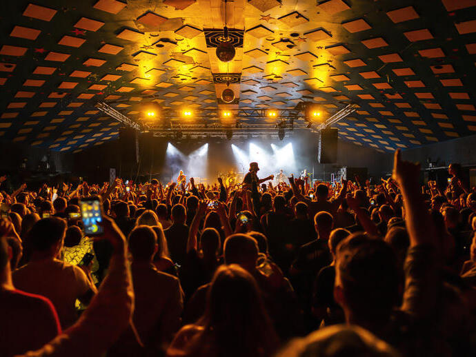 Feiernde, die sich beim Tanzen in einem Musiklokal und Ballsaal vergnügen.