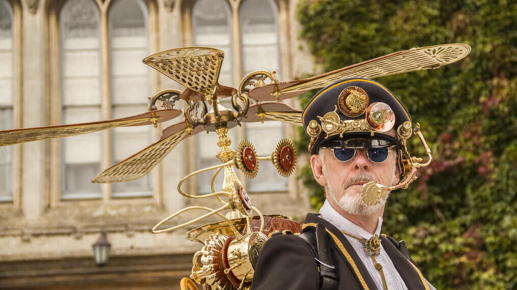 Un uomo che indossa un abito steampunk con zaino durante il Festival Steampunk di Lincoln