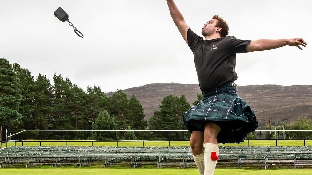 Hombre en eventos pesados en Braemar Gathering