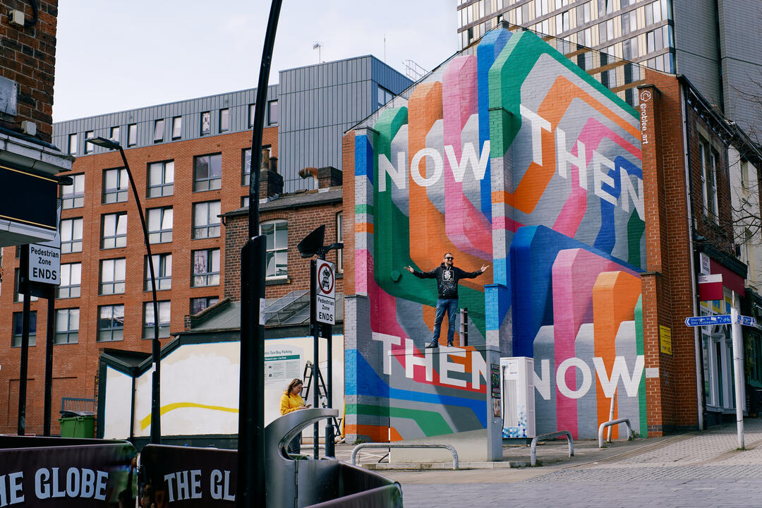 Una obra de arte que adorna un edificio en el corazón de Sheffield
