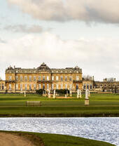 Ein formeller Landsitz mit See, formellen Gärten und gepflegten Rasenflächen