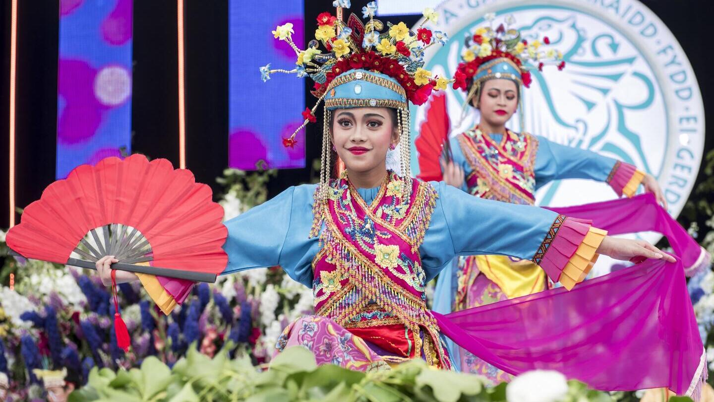 Un groupe d'artistes sur scène dans le cadre du Llangollen International Musical Eisteddfod