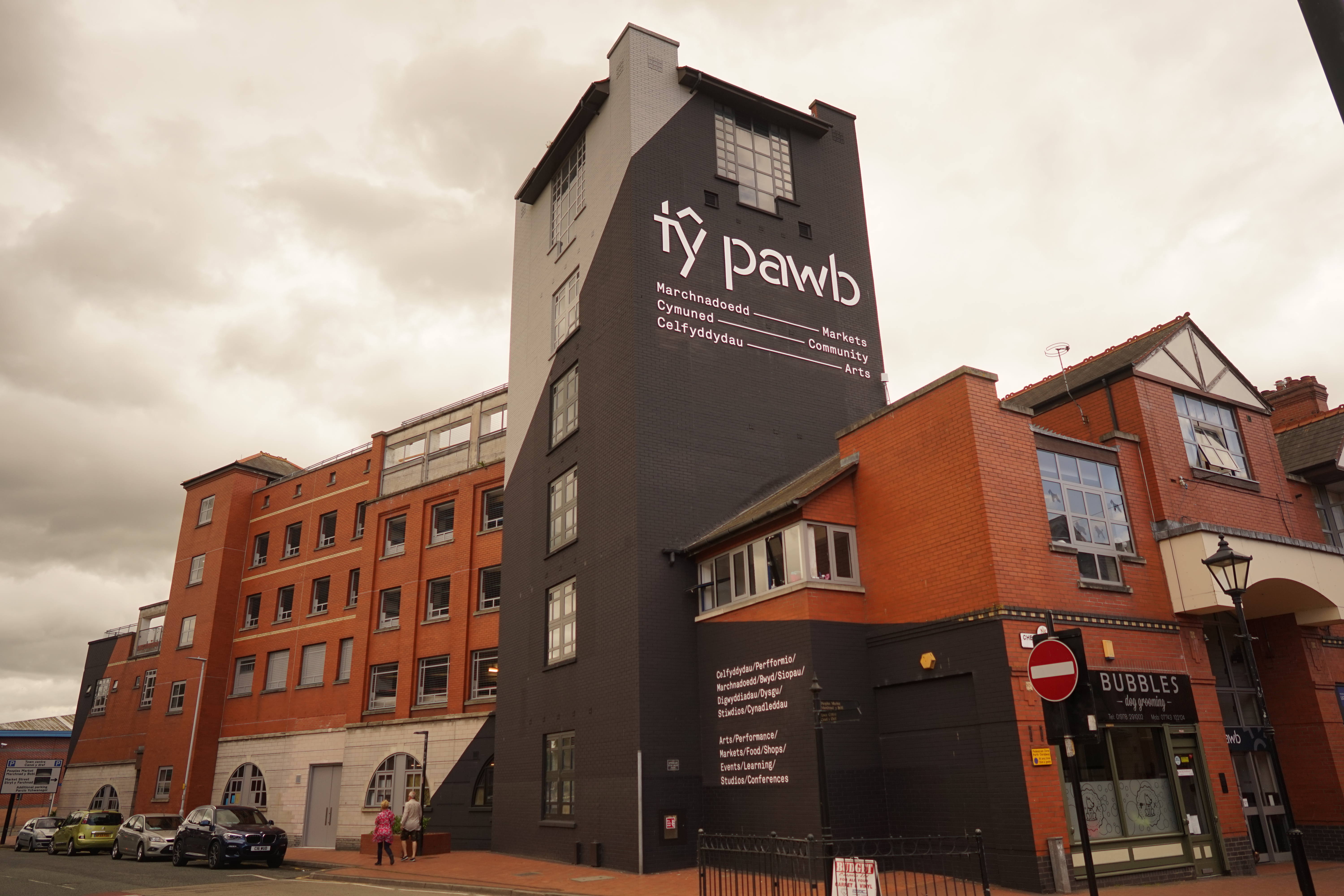 Vista exterior de un edificio con un cartel que dice «Ty Pawb».