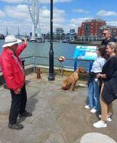 Un grupo de personas y un perro contemplando el océano