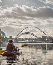 زوجان يجدفان في نهر المدينة.