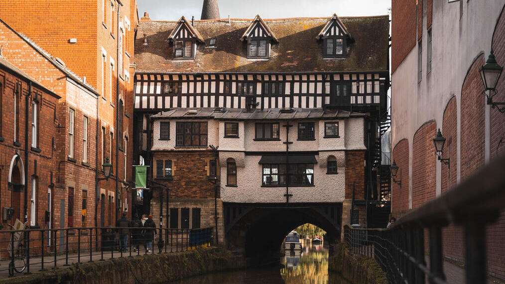 Edificios de madera en blanco y negro sobre el río Witham en Lincoln