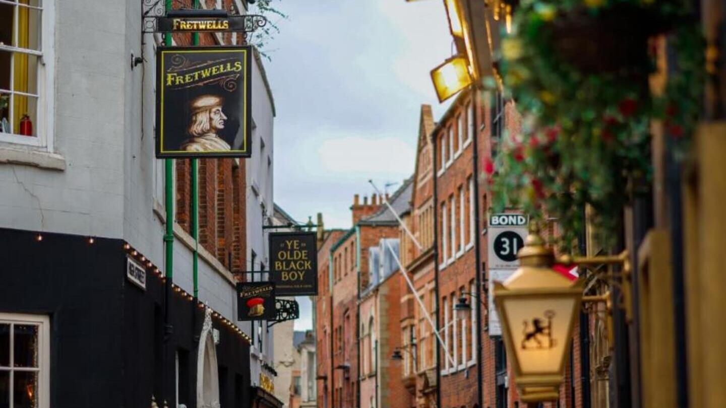 Via principale dello shopping di una graziosa cittadina inglese