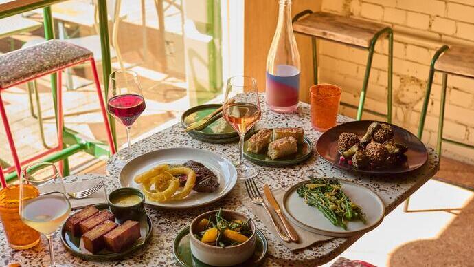 Nourriture et boissons servies sur une table au Pomus à Margate