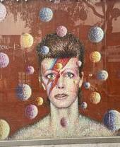 Mural del cantante David Bowie como Ziggy Stardust