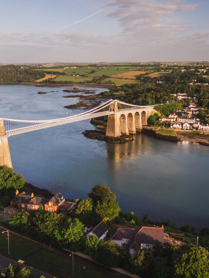 Vue panoramique d'un pont suspendu au-dessus d'une rivière.
