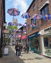 Calles comerciales decoradas con paraguas en York