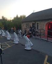 Filas de telescopios preparados para una noche de observación de estrellas en el Observatorio Grassholme, Durham