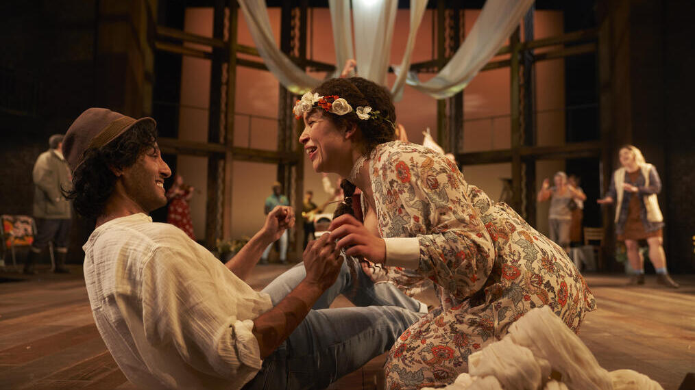 ممثلون على خشبة المسرح في مسرح رويال شكسبير في ستراتفورد أبون آفون