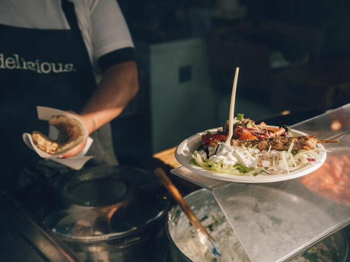 Un chef sert des plats au festival gastronomique d'Abergavenny, au Pays de Galles