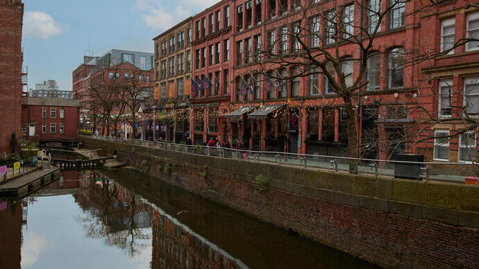 Una vista dei negozi che costeggiano un canale.