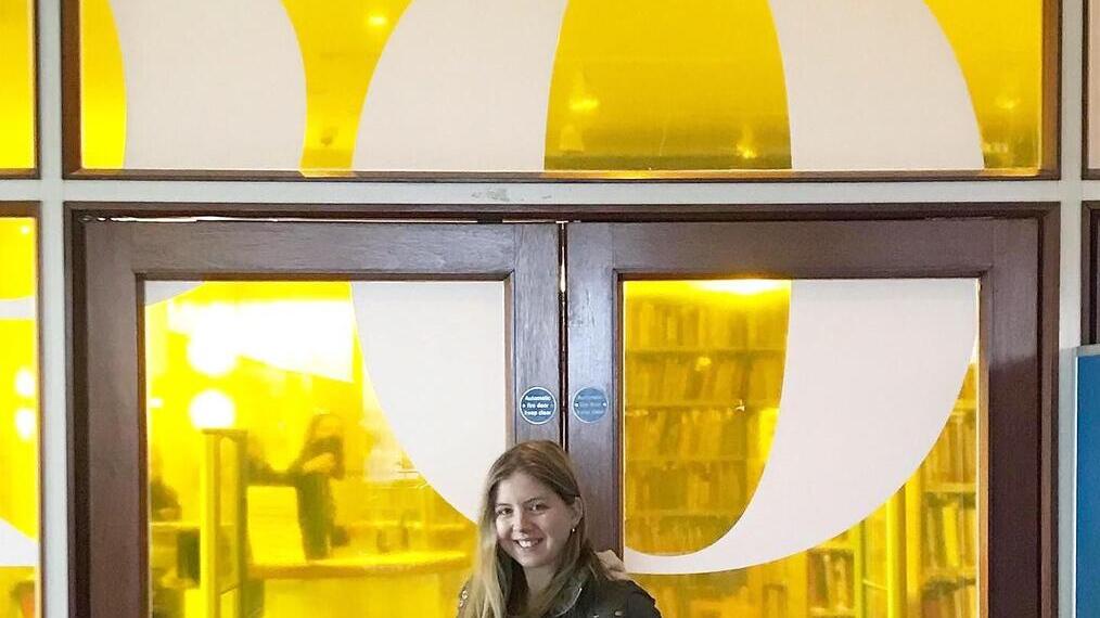 Una mujer delante de la Biblioteca Nacional de Poesía en el Festival Literario de Londres