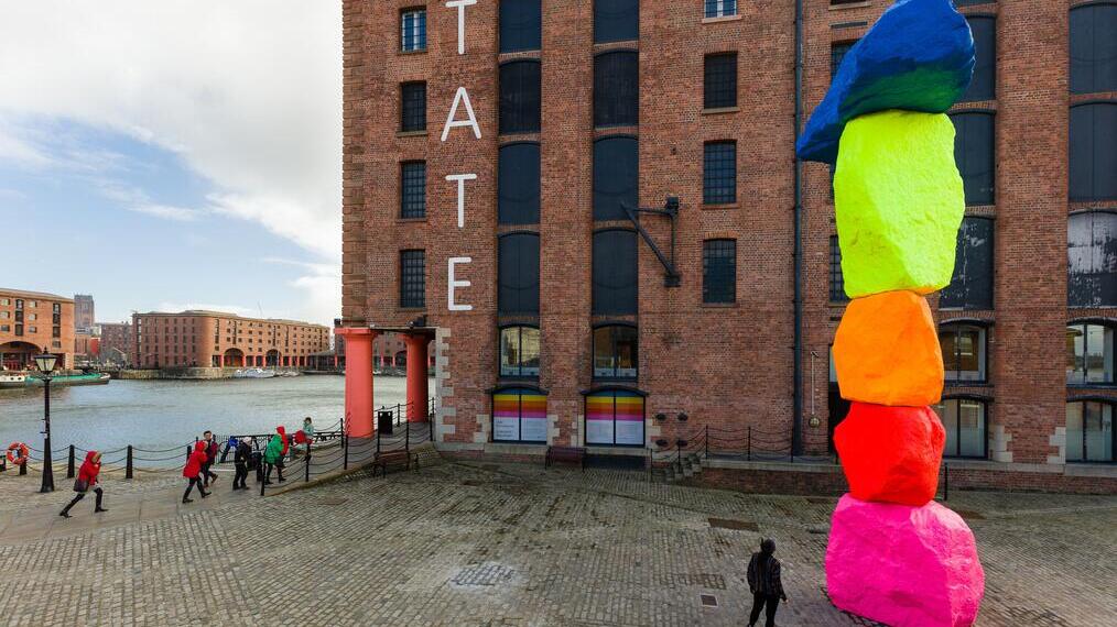 Scultura all'esterno della Tate Liverpool, Liverpool Festival d'arte biennale