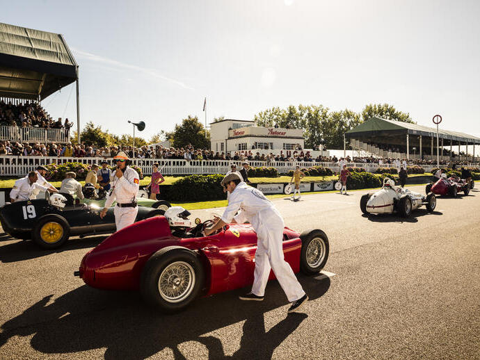 Coches antiguos en la parrilla de salida de un circuito de carreras