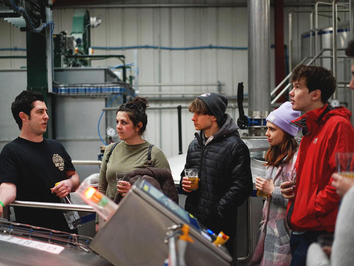 Un groupe lors d'une visite guidée de la brasserie Brew York