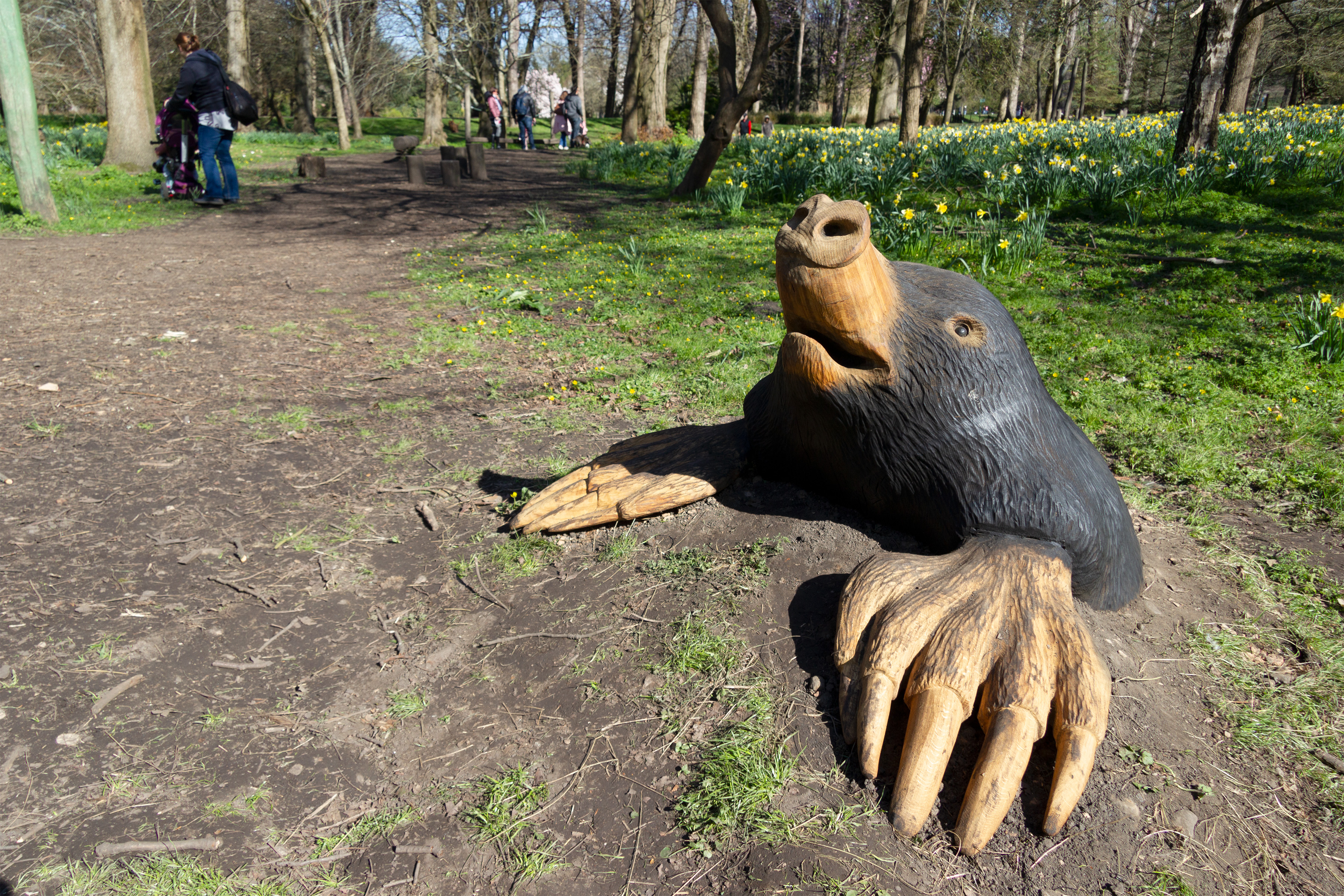 Eine Holzskulptur eines Maulwurfs im Bute Park, Cardiff