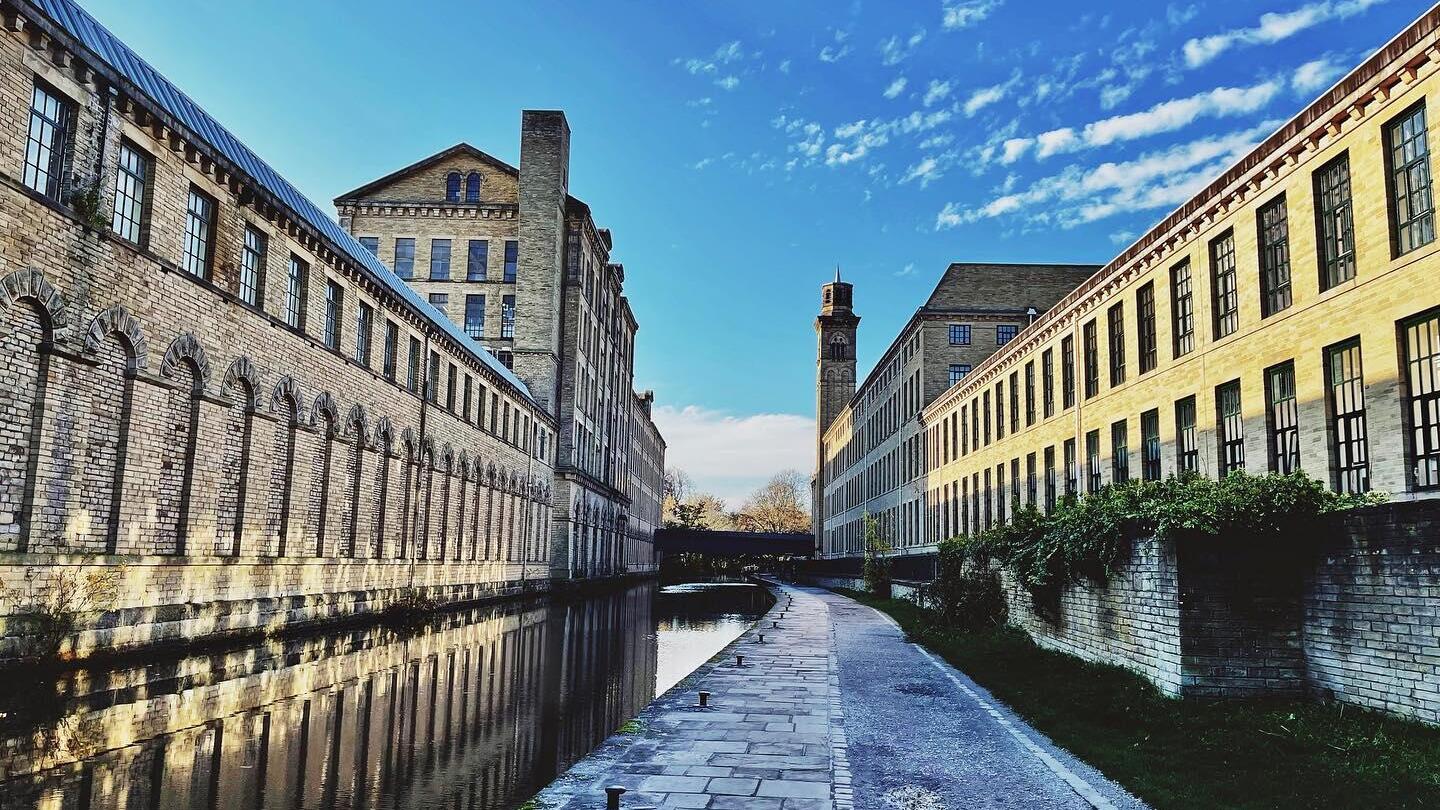 Une vue le long du canal à Saltaire, dans le Yorkshire