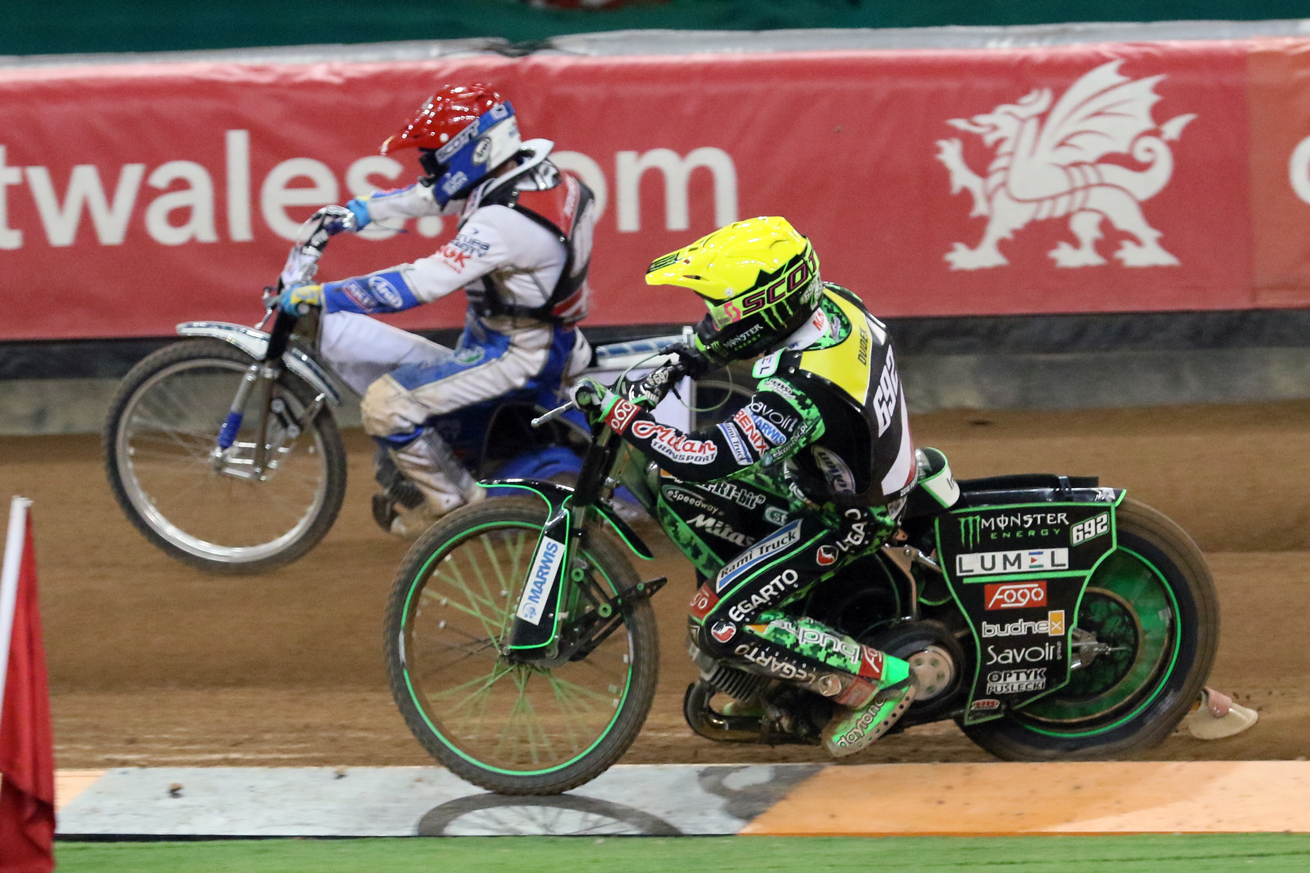 Deux motards en pleine course sur le circuit Cardiff Speedway