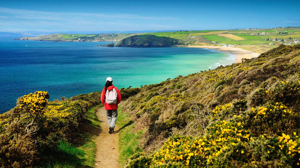 Une personne sur un sentier côtier près de la mer