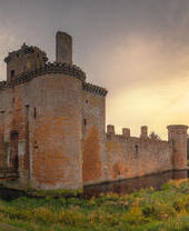 Castello storico e fossato al tramonto